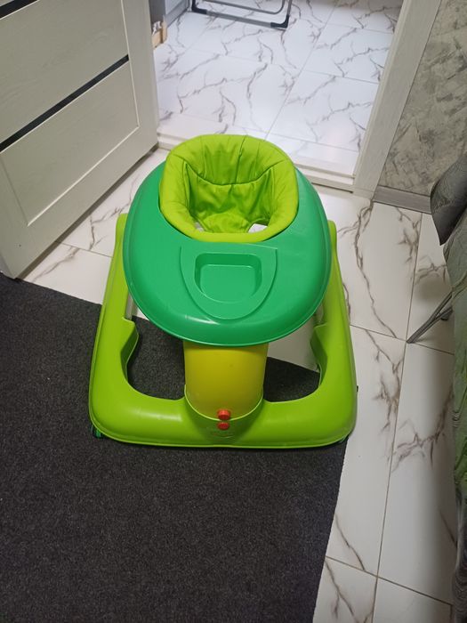 Продаётся фирменный ходунок chicco
