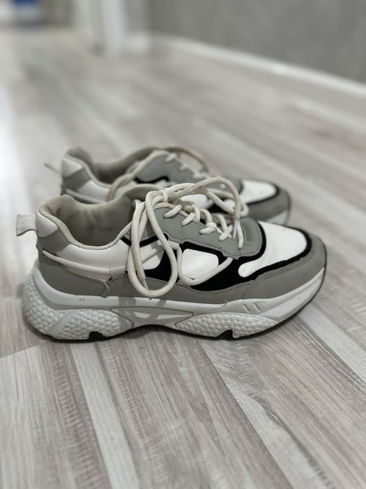 Кроссовки JORDAN 5000 тг. и др.