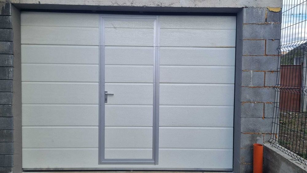 uși de garaj gri antracit cu panou vitrat