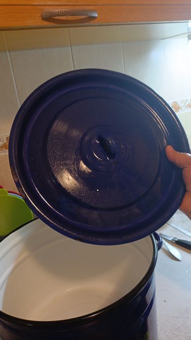 Кастрюля новая. Эмалированная. Состояние отличное. Самовывоз.