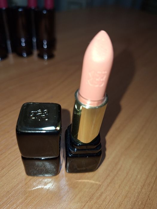 Червилото MAC Cosmetics и GUERLAIN KISSKISS