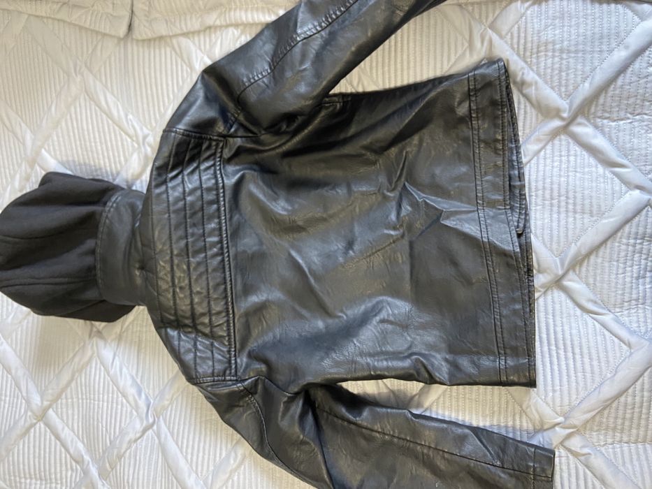 Продам кожаную куртку на 7-9 лет