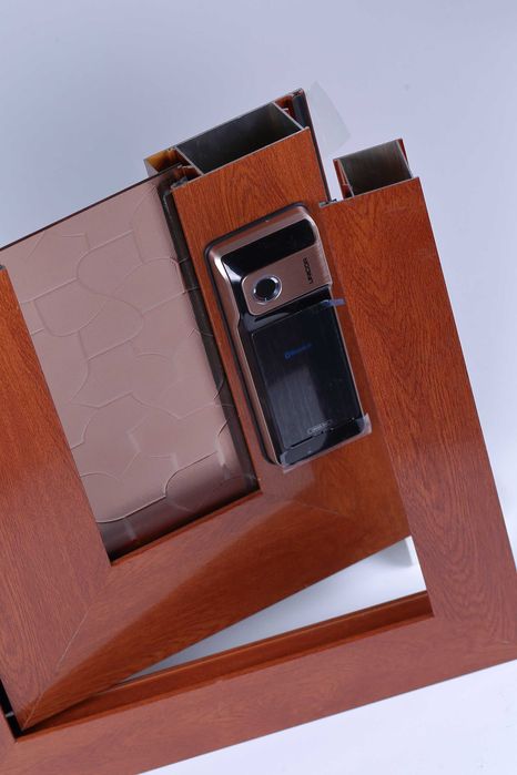 Замок с отпечатком паролем и ключ картой  надёжный, есть гарантия