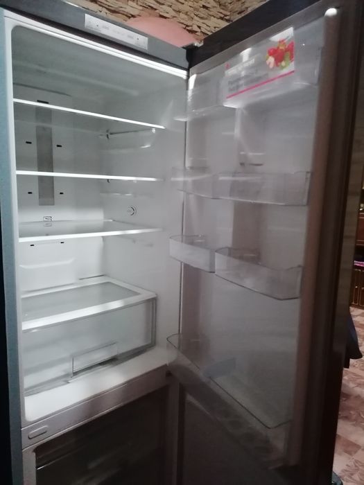 Холодильник LG, б/у, состояние нового.