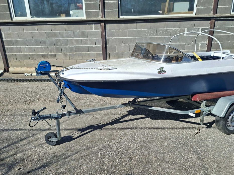 Лодка с колесар с регистра ия