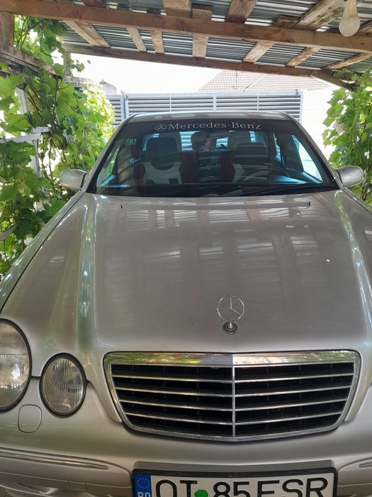Mercedes-Benz  masina merge foarte bine