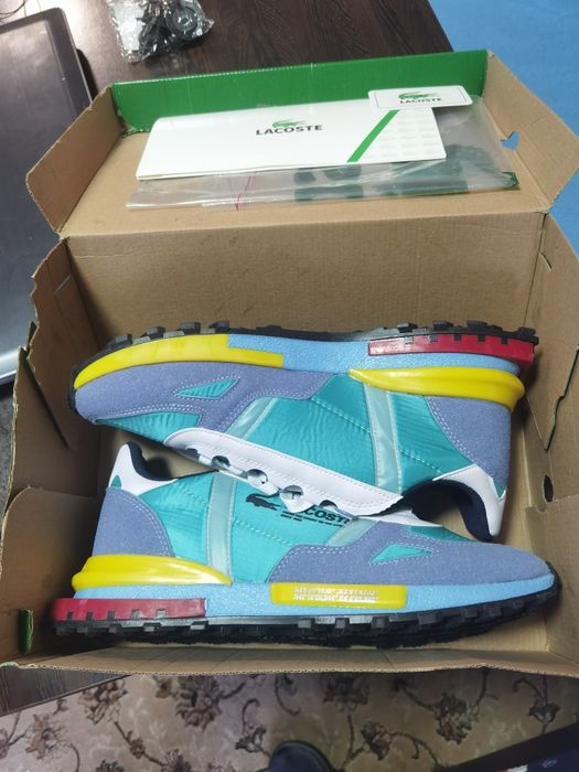 Продава маратонки Lacoste