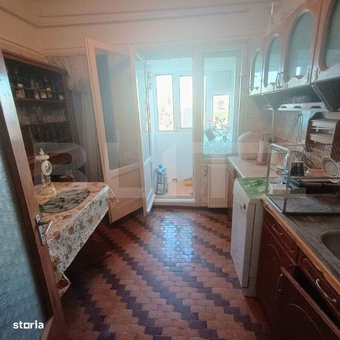 Apartament 4 camere, 82 mp ,3 balcoane inchise + boxa, zona Sud