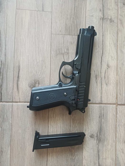 Airsoft пистолет с топчета