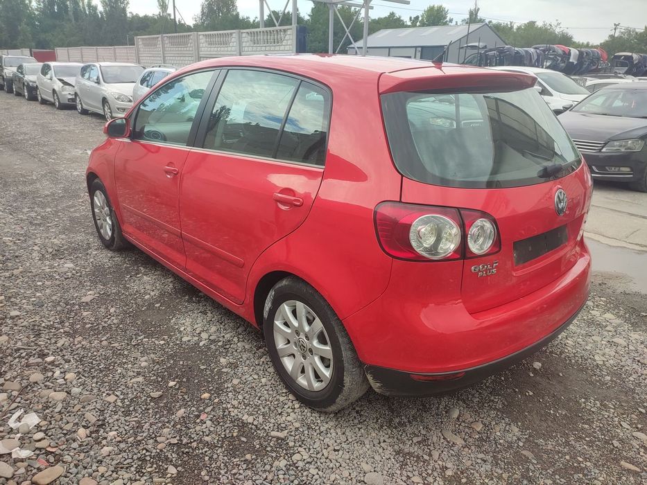 Dezmembram Volkswagen Golf 5 Plus Usa fata-spate stanga