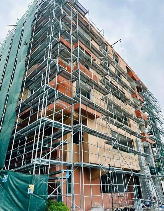 Продавам високо качествено европейко сертифицирано леко фасадно скеле