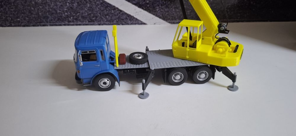 Macheta Roman diesel macara UMT scara 1:43
