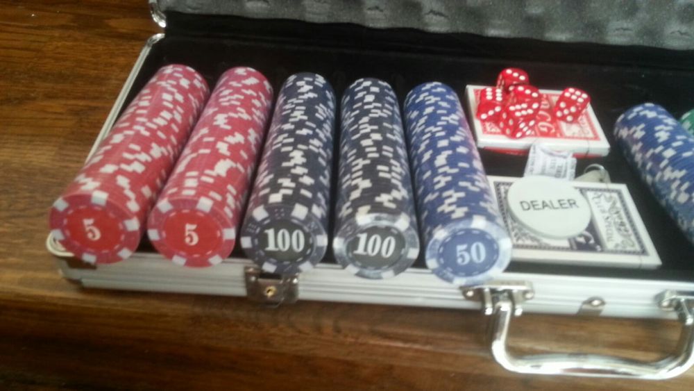 Set poker cu 500 jetoane imprimate. Cutie aluminiu. Produs nou!