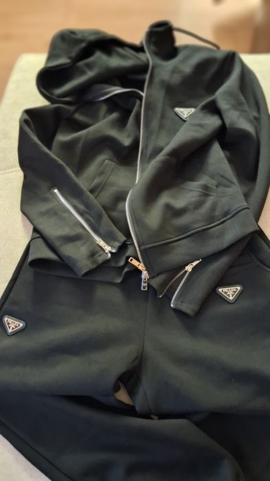 Продам спортивный костюм бренд Prada