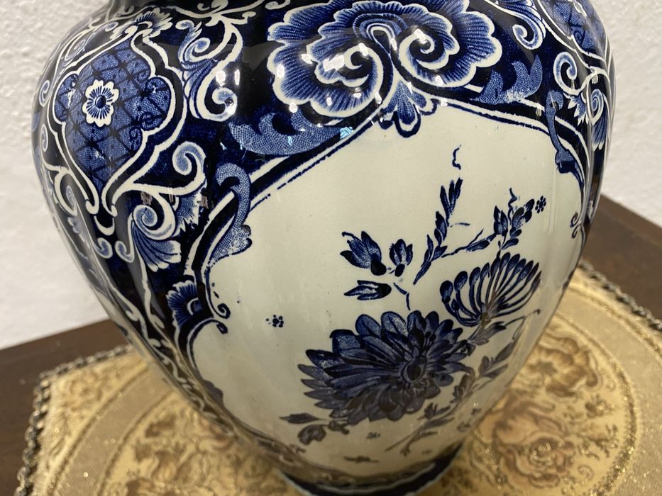 Холандски порцелан Delft синьо бяла ваза с капак Boch
