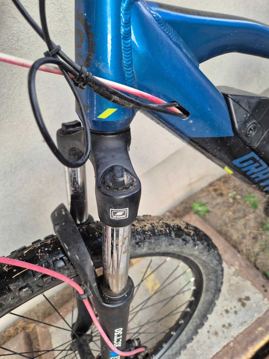 Prophete Graveler de 27.5 inch, echipată cu un motor spate Blaupunkt și baterie pe cadru.