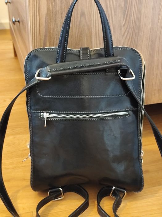 Продавам италианска черна раница от естествена кожа. Нова