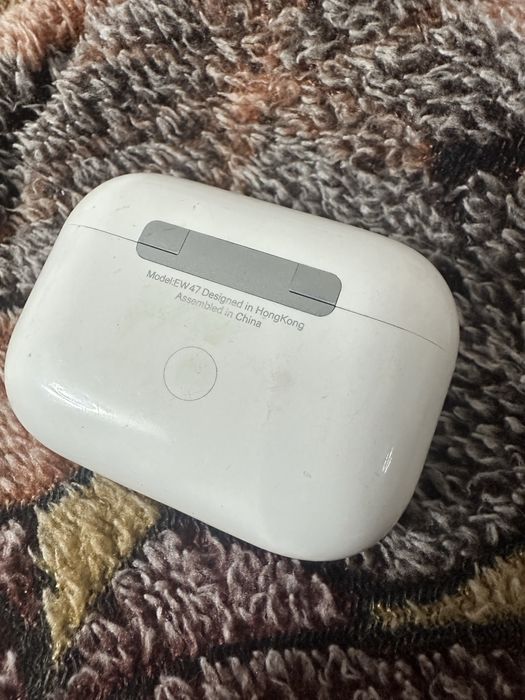 Продам правый наушник AirPods Pro с кейсом