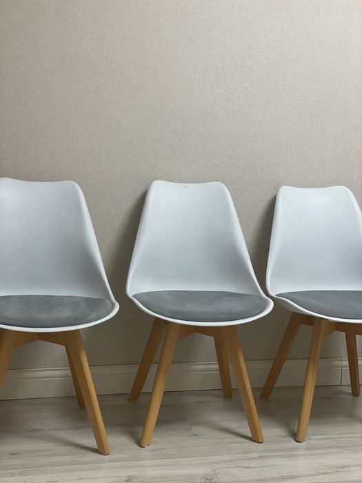 Стулья, бело-серого цвета