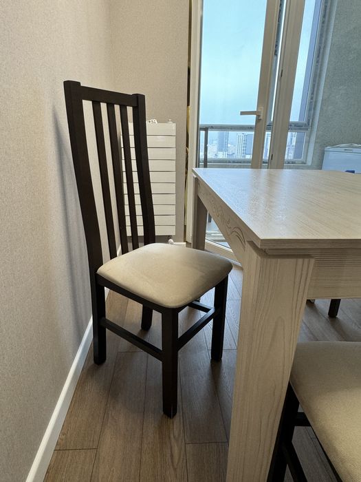 Стол и стулья дерево