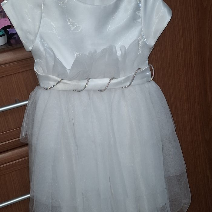 Продам белое красивое платье .Одевала всего 1 раз