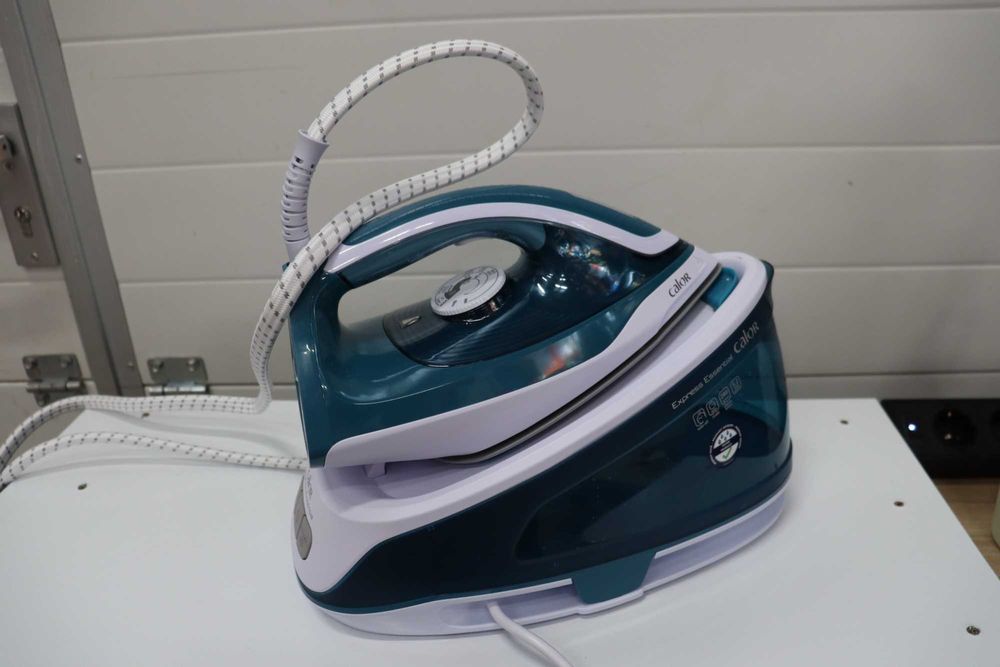 Парна станция за гладене Calor Express Essential, 2200W, парогенератор