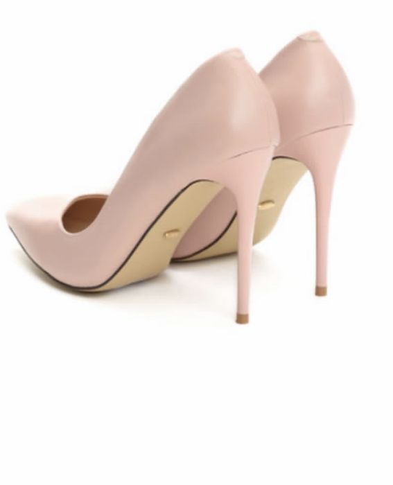 Vând pantofi stiletto