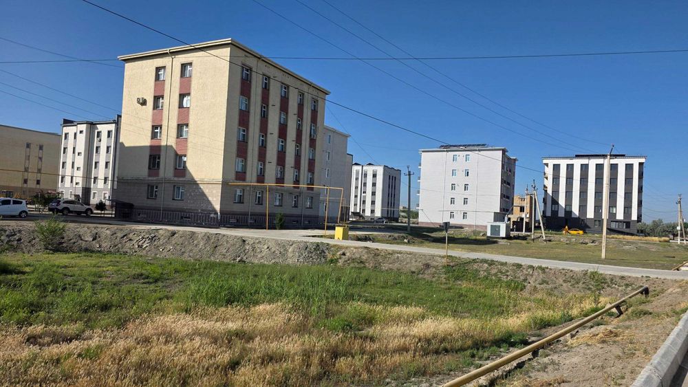 Romitan tuman markazida 3 qavatli uy-joyga mo`ljallangan 2 sotixli yer