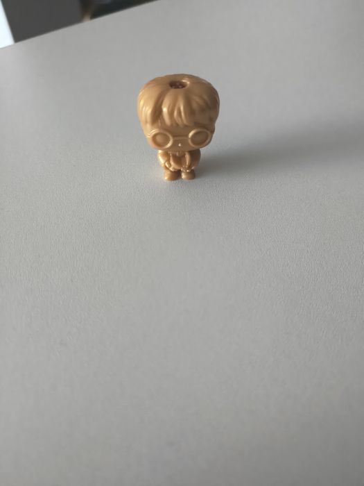 Vând figurină gold Harry Potter