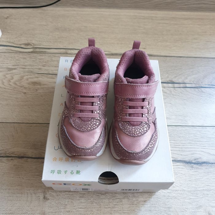 Обувки на Geox за момиче 26 номер