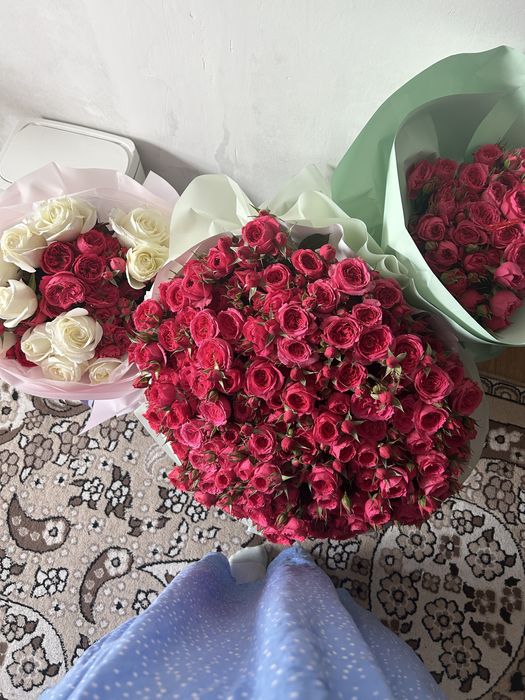 Объемный букет кустовых роз