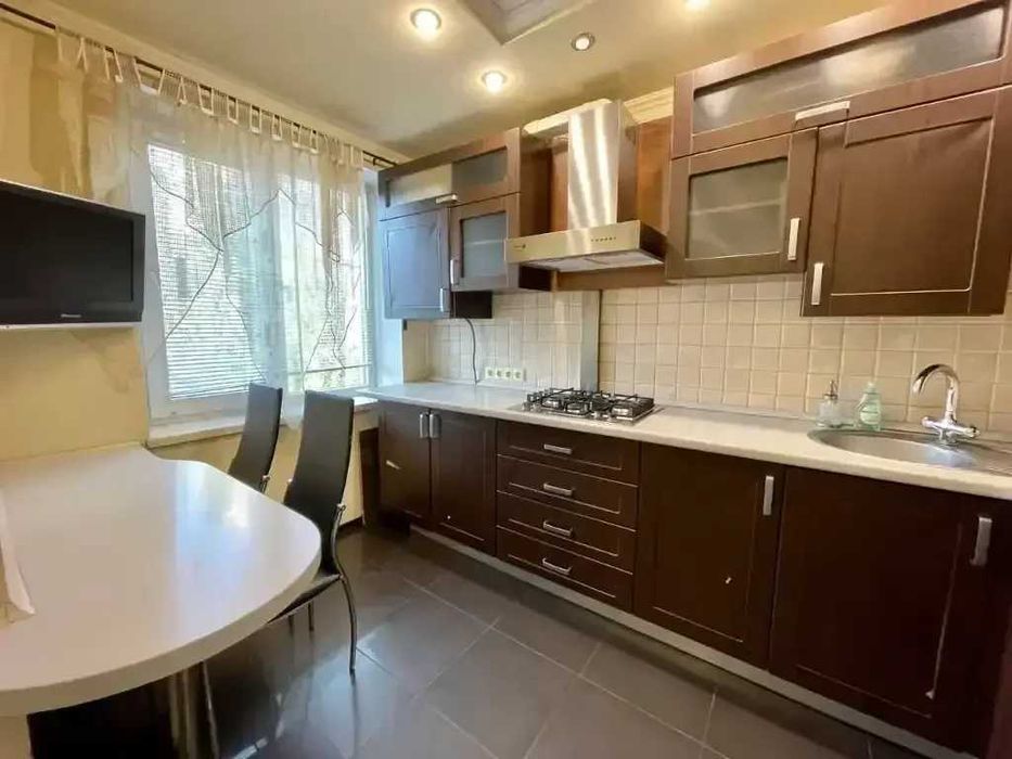 Дава се под наем Тристаен апартамент в София, Център - 90 кв.м за 561 € - Снимка #1