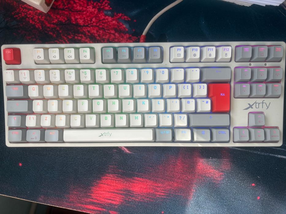 Геймърска механична клавиатура Xtrfy K4 TKL RGB RETRO