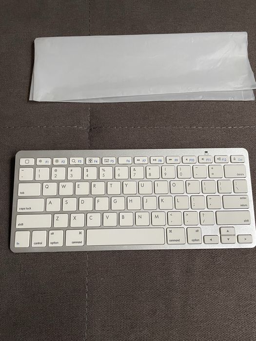 Клавиатура с layout за Mac бяло-сива (работи с всеки лаптоп/компютър)