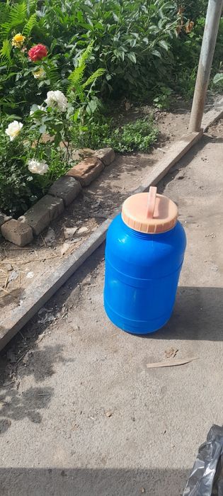 Пластмассовая бочка с крышкой
