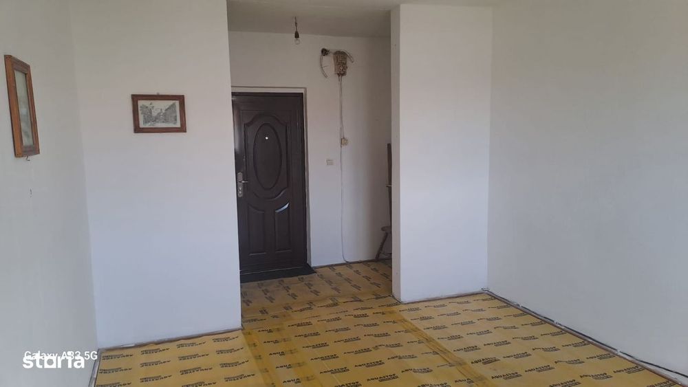 Garsoniera etaj 3,Vasile Aron