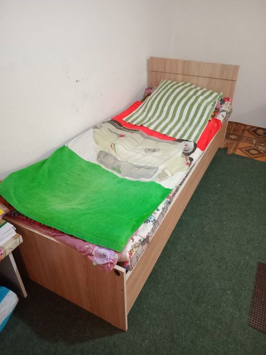 Кровать, торг уместен