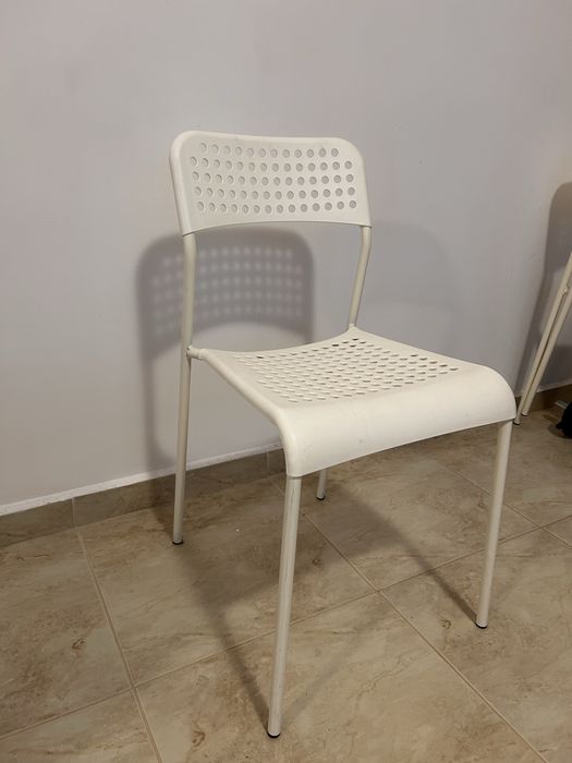 Scaune albe, livrare Constanta, pret pe pachet