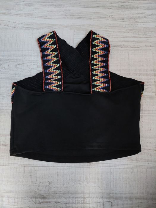 Черен топ с шарени презрамки.