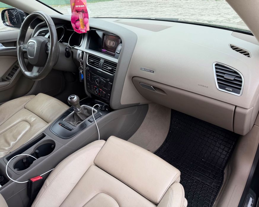 Audi A5 quattro interior din piele