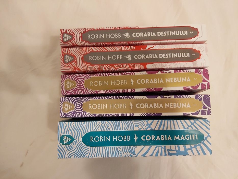 vand set Trilogia CORĂBIILE ÎNSUFLEȚITE 5 vol de Robin Hobb