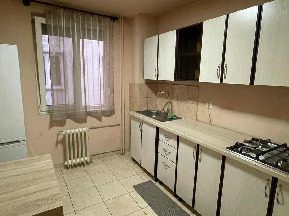 Inchiriez apartament 3 camere, decomandat, ultracentral, etaj 3/10 Bd. Magheru Oradea