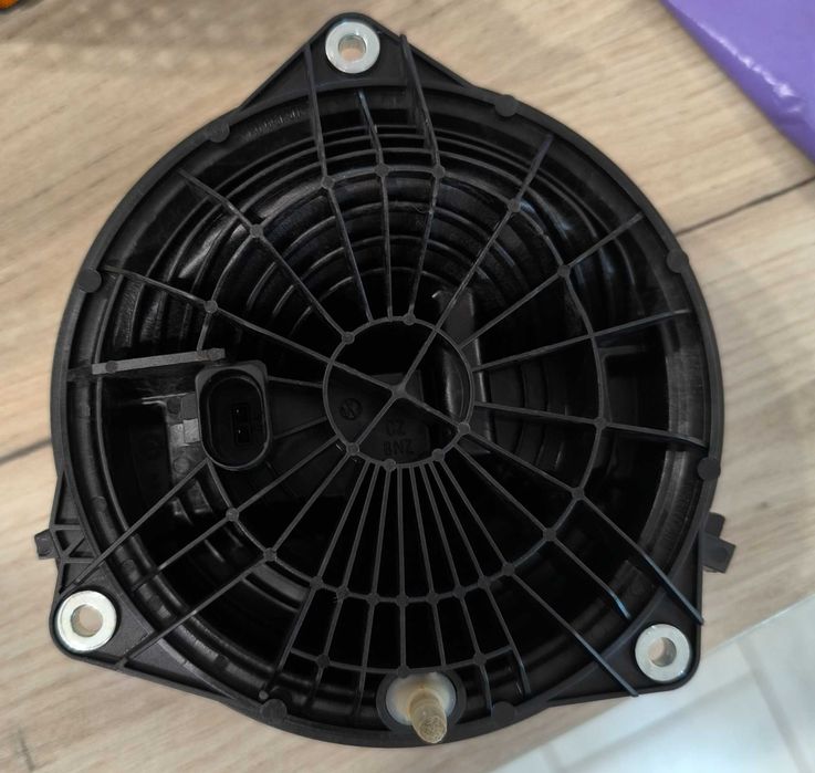 Оригинална емблема с механизъм за багажник VW Passat B8 / B8.5