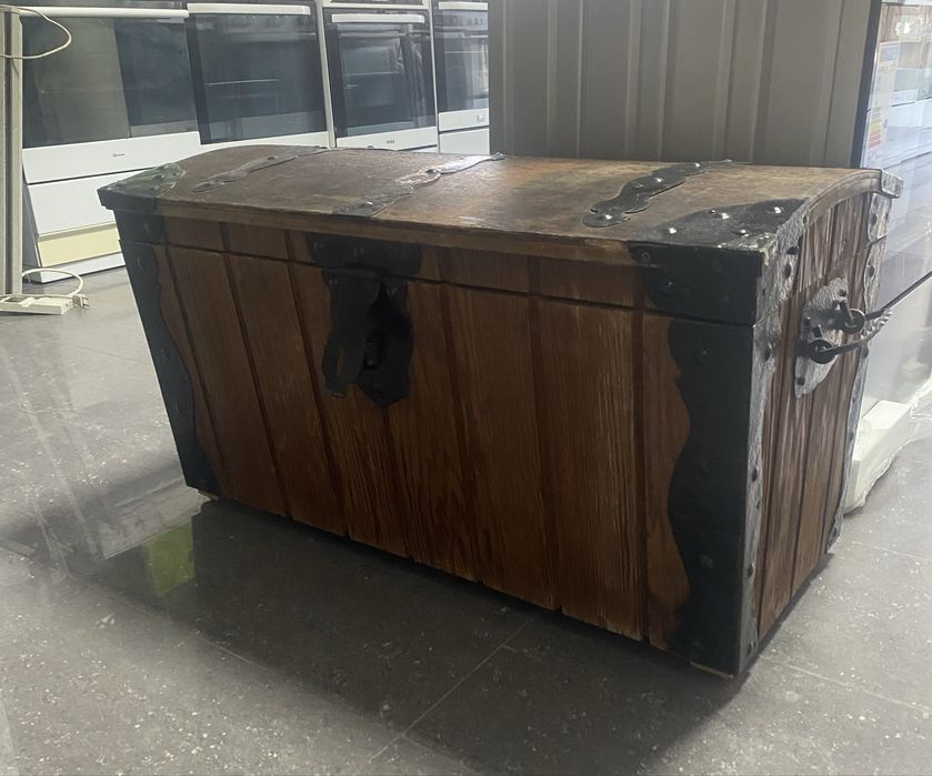 Дървен сандък с метален обков