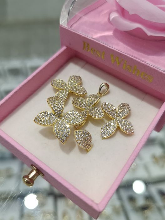 Очаровательный и нежный серебряный комплект