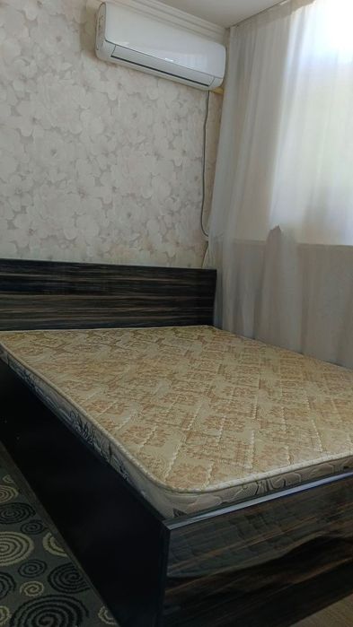 Срочно кровать двухспальная с матрасом