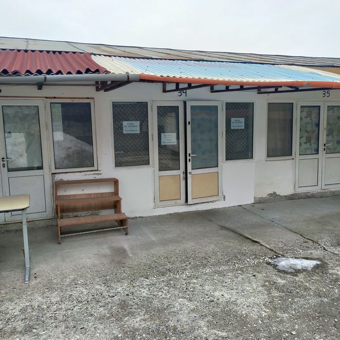 Închiriez convenabil spatiu comercial