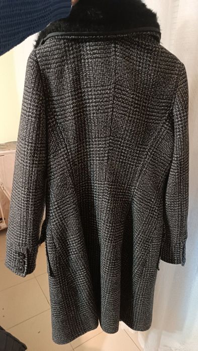 Палто с черна яка