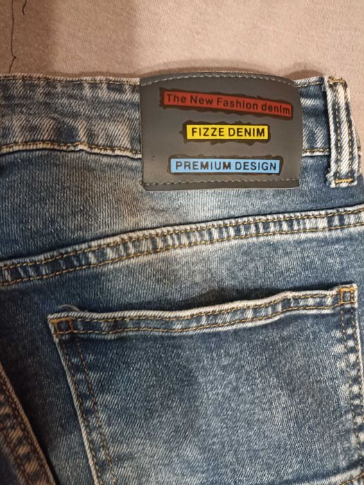 Светло сини накъсани мъжки дънки с тесен крачол