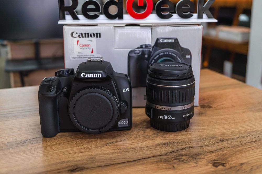 Canon EOS 1000D +объектив 18-55 mm Ef-S Магазин Red Geek